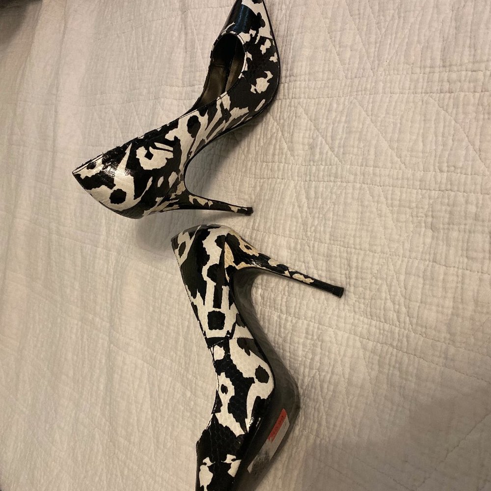 LEL NEVER WORN Pumps